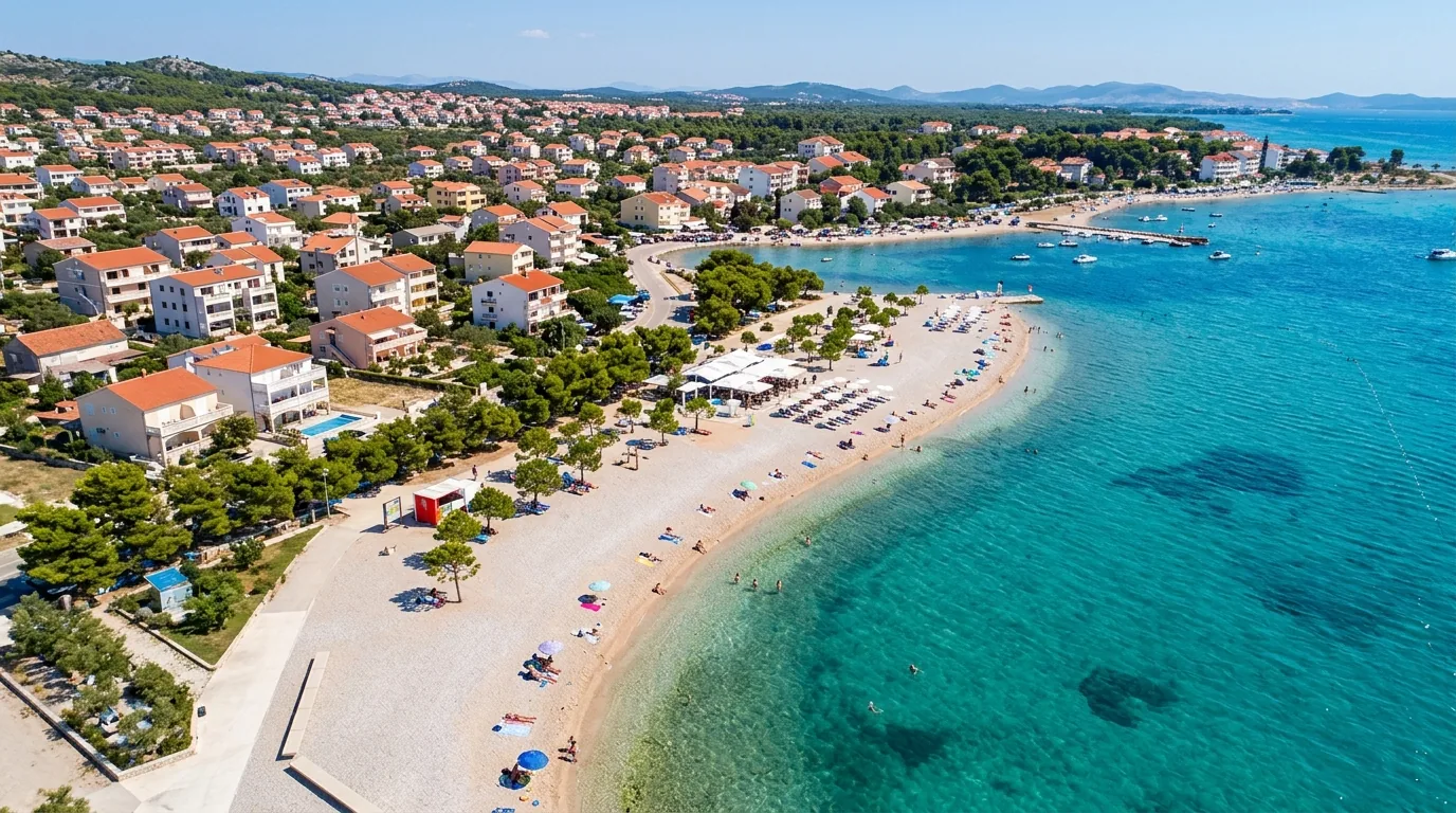 Kombi prevoz Beograd → Srima — Šljunkovite plaže uz Vodice i Srimska lokva: šljunkovita plaža i kuće u Srimi uz tirkizno more